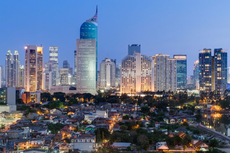 kota tropis pintar dengan panel surya dan ruang hijau