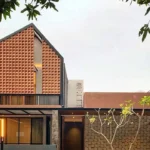 interior rumah tropis modern dengan kayu lokal daur ulang