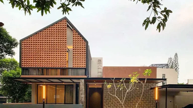 interior rumah tropis modern dengan kayu lokal daur ulang