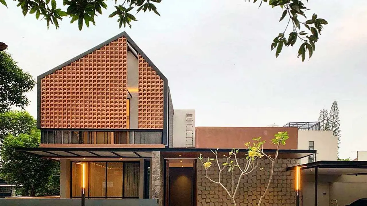 interior rumah tropis modern dengan kayu lokal daur ulang