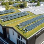 rumah dengan panel surya terhubung ke sistem microgrid