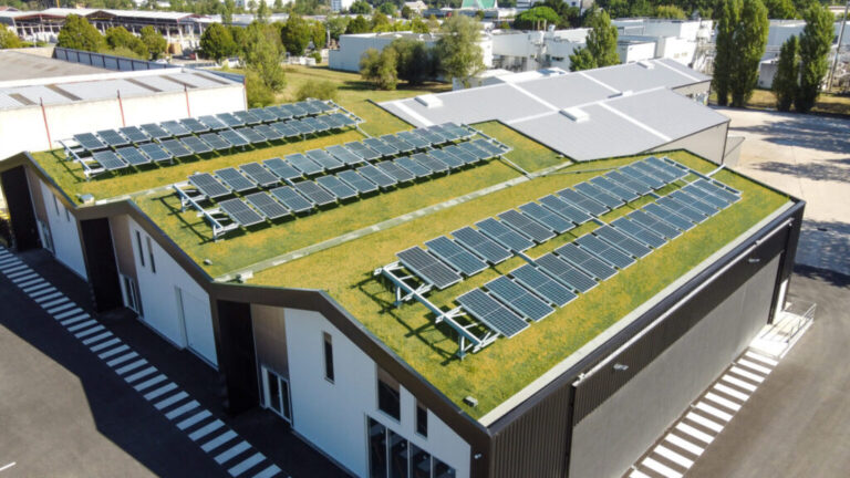 rumah dengan panel surya terhubung ke sistem microgrid