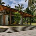 gedung tropis modern menggunakan jendela kaca pintar
