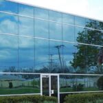 jendela low-E glass di fasad bangunan tropis